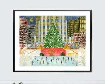 Op de afbeelding: Een aquarel schilderij van een besneeuwde stadsscène met een grote kerstboom in het midden. Mensen schaatsen op een ijsbaan voor de boom. De gebouwen op de achtergrond zijn verlicht met gele lampen. De lucht is donkerblauw met een gele maan en vallende sneeuw.