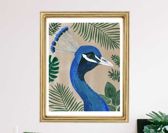 Puede incluir: Un pavo real azul con un fondo de hojas verdes y marrones. El pavo real está mirando hacia la derecha y tiene la cabeza girada hacia la izquierda. Las plumas del pavo real están extendidas detrás de él.