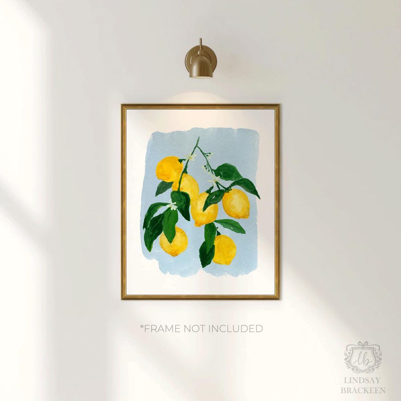 K&ouml;nnte beinhalten: Ein gerahmter Aquarelldruck mit gelben Zitronen an einem Zweig mit gr&uuml;nen Bl&auml;ttern und wei&szlig;en Bl&uuml;ten. Die Zitronen sind vor einem hellblauen Hintergrund platziert. Der Rahmen ist goldfarben. Der Text "*FRAME NOT INCLUDED" steht unten.
