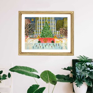 Puede incluir: Una pintura de acuarela de una escena de invierno en un parque de la ciudad. Un gran &aacute;rbol de Navidad se encuentra en el centro del parque, rodeado de personas patinando sobre hielo. Los edificios en el fondo est&aacute;n iluminados con luces navide&ntilde;as. La pintura est&aacute; enmarcada en un marco dorado.