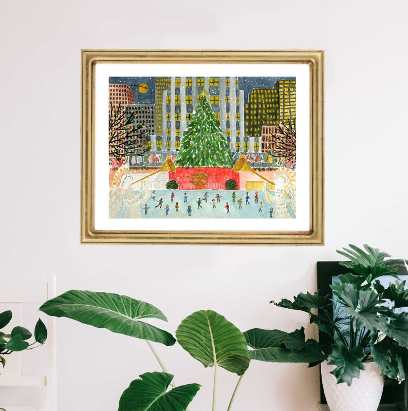 Puede incluir: Una pintura de acuarela de una escena de invierno en un parque de la ciudad. Un gran &aacute;rbol de Navidad se encuentra en el centro del parque, rodeado de personas patinando sobre hielo. Los edificios en el fondo est&aacute;n iluminados con luces navide&ntilde;as. La pintura est&aacute; enmarcada en un marco dorado.