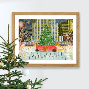 Puede incluir: Una pintura de acuarela de una escena de ciudad nevada con un gran &aacute;rbol de Navidad en el centro. La gente est&aacute; patinando sobre hielo en una pista frente al &aacute;rbol. Los edificios en el fondo est&aacute;n iluminados con ventanas.