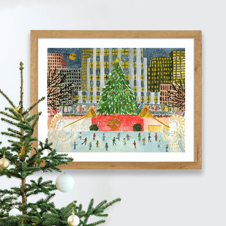 Puede incluir: Una pintura de acuarela de una escena de ciudad nevada con un gran &aacute;rbol de Navidad en el centro. La gente est&aacute; patinando sobre hielo en una pista frente al &aacute;rbol. Los edificios en el fondo est&aacute;n iluminados con ventanas.