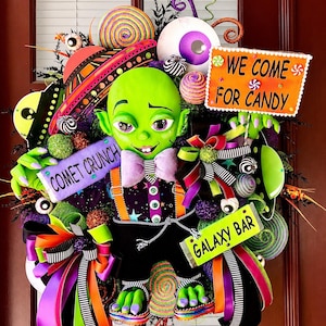 Alien  Light Up Wreath: Halloween Decor.