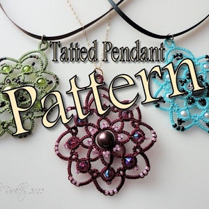 Op de afbeelding: Drie gehäkelde hangerpatronen, één groen, één bordeauxrood en één blauw, met kralen en een titel die "Tatted Pendant Pattern" luidt.