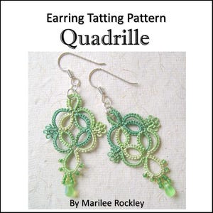 Może przedstawiać: Para zielono-białych kolczyków wykonanych techniką tatting z srebrnymi haczykami i zielonymi szklanymi koralikami. Kolczyki nazywają się "Quadrille" i są autorstwa Marilee Rockley.