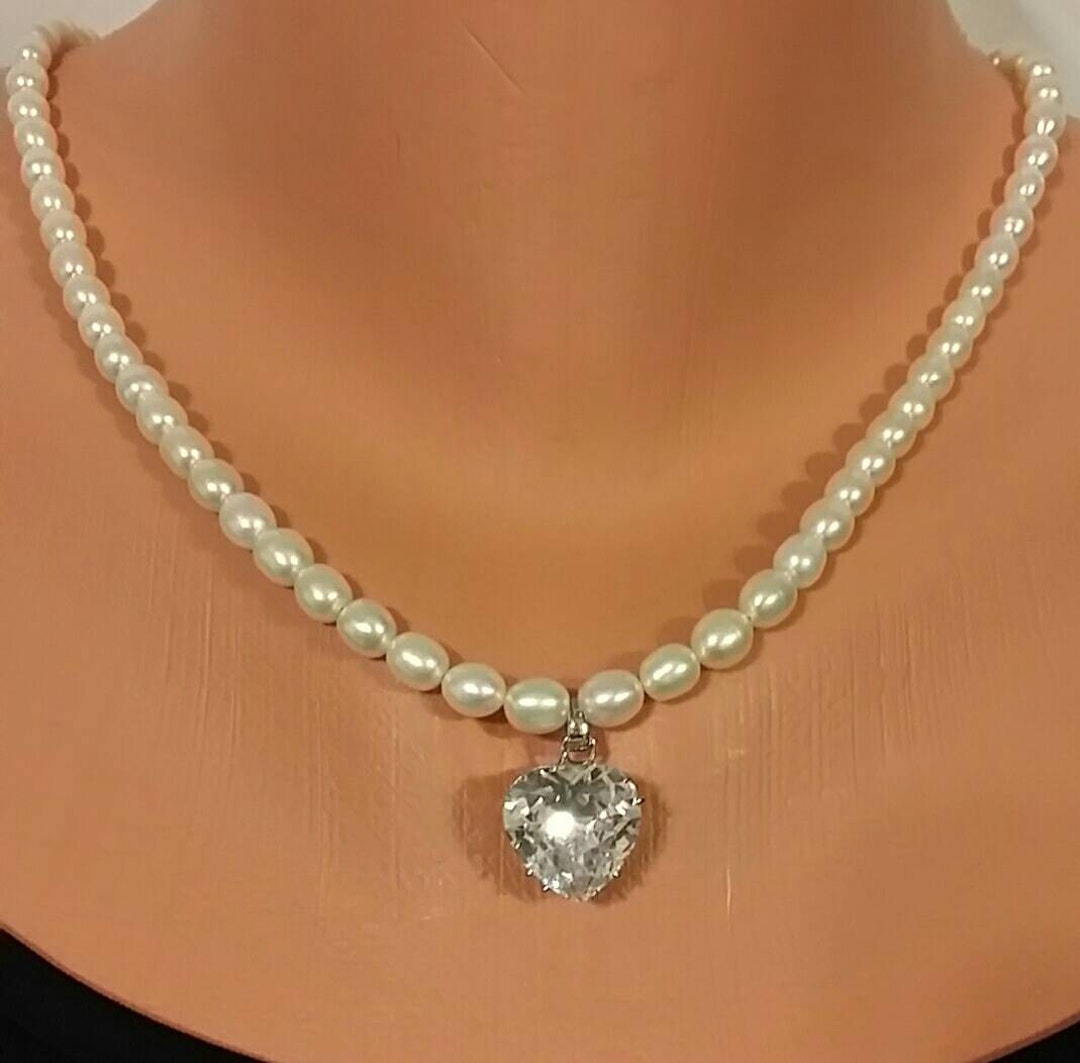 <p>Mini Cz Heart Loop Necklace</p>