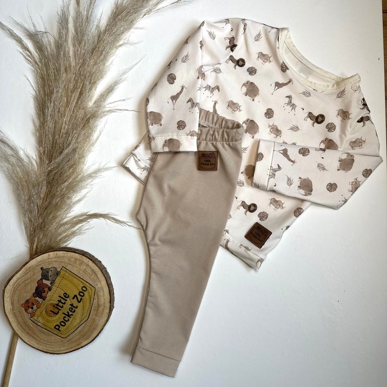 Babyleggings in Beige von Little Pocket Zoo. In Kombination mit dem Babylangarmshirt mit dem Tiermuster "Safari".