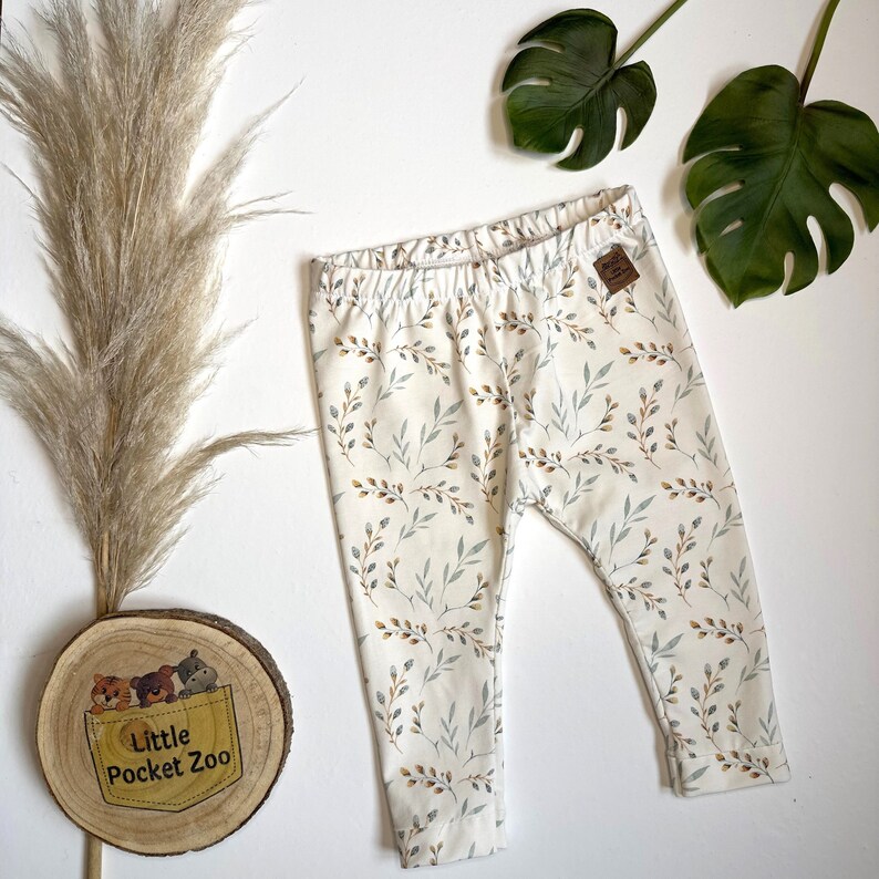 Babyleggings mit tollem Pflanzenmuster