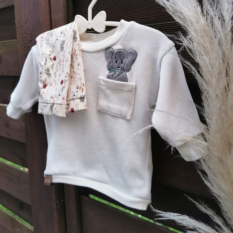 Babypullover aus Feinstrick mit Tierapplikation von Little Pocket Zoo.