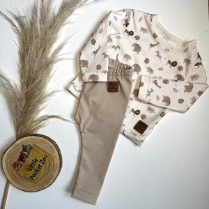 Longsleeve für Babys und Kleinkinder mit schönem Tiermuster "Safari". In Kombination mit passender Leggings von Little Pocket Zoo.