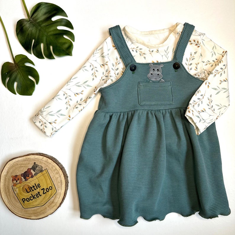 Babylangarmshirt "Weidenzweig" von Little Pocket Zoo, kombiniert mit dem tollen Latzkleid.