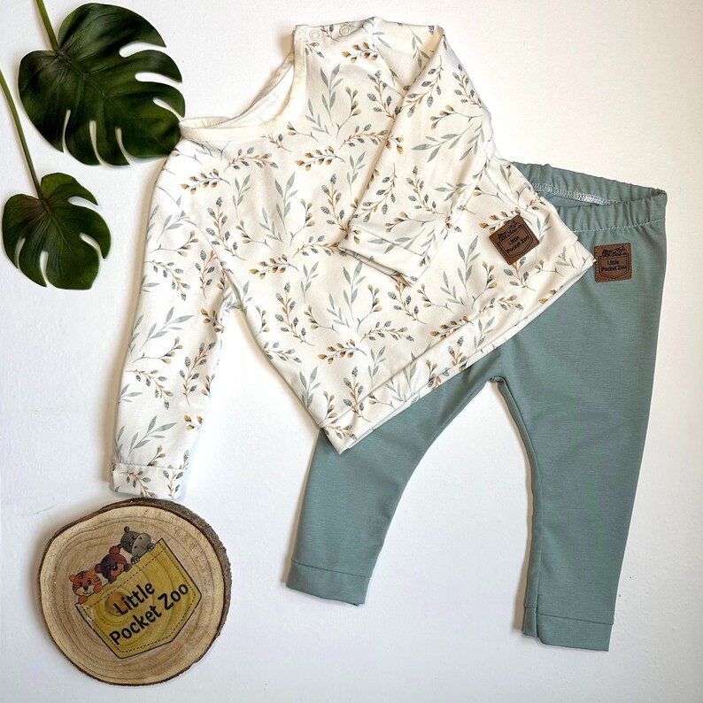 Babylangarmshirt "Weidenzweig" von Little Pocket Zoo, kombiniert mit der bequemen Leggings.