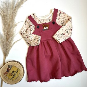 Babylangarmshirt mit tollem Blumenmuster "Blumenfeld" von Little Pocket Zoo, kombiniert mit dem tollen Latzkleid.