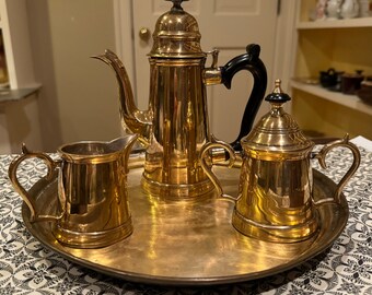 Vintage Messing Kaffee Tee Set. Dieses Komplettset besteht aus 5 Teilen - Messingtablett, Milchkännchen, Zuckerdose und Deckel sowie dem großen Topf.