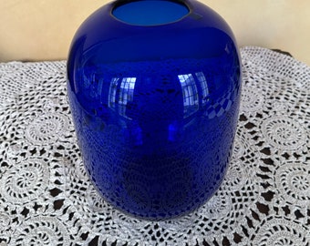 Beautiful Blenko Don Shepherd Cobalt Blue Art Glass 9” Pill Vase.