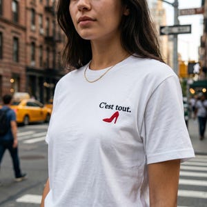 Red Stiletto Embroidered T-Shirt, C'est Tout Graphic Tee, Fashion Editor Shirt Parisian Aesthetic Top, IYKYK Pop Culture Apparel, Minimalist
