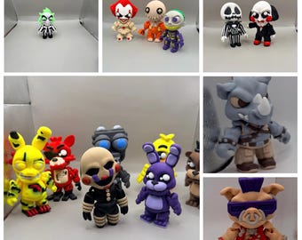 Puede incluir: Una colección de pequeñas figuras de personajes estilizadas que representan varios iconos de terror y cultura pop, incluyendo figuras con cabello verde, maquillaje de payaso, rasgos esqueléticos, diseños animales y elementos robóticos en colores vibrantes.