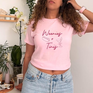 T-shirt bébé Weenies and Tinis, chemise BBQ Party, tenue 4 juillet, t-shirt Dirty Martini Bach, graphique cow-girl d'été, haut EVJF Light Pink