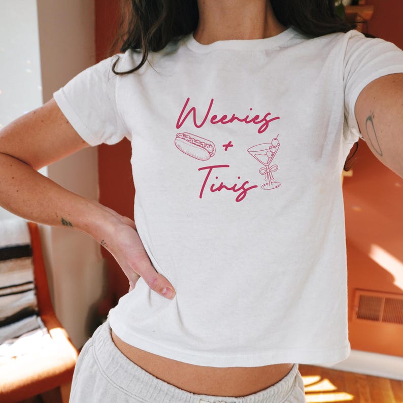 T-shirt bébé Weenies and Tinis, chemise BBQ Party, tenue 4 juillet, t-shirt Dirty Martini Bach, graphique cow-girl d'été, haut EVJF image 3