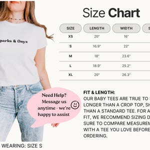 Op de afbeelding: Wit T-shirt met "Sparks & Onyx" op de voorkant. De afbeelding bevat een maattabel met afmetingen in cm voor de maten XS tot XL. De tekst "Hulp nodig? Stuur ons een bericht - we helpen je graag" is ook zichtbaar.