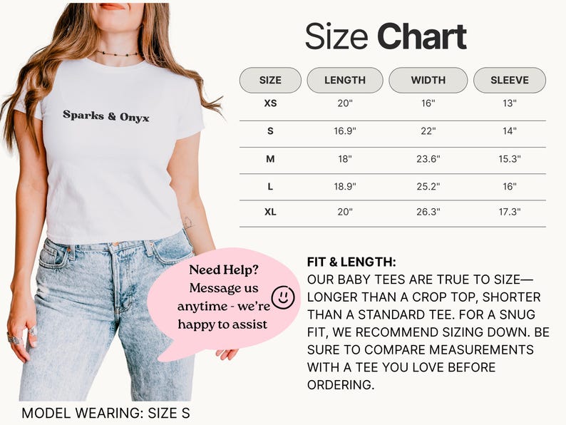 Op de afbeelding: Wit T-shirt met "Sparks & Onyx" op de voorkant. De afbeelding bevat een maattabel met afmetingen in cm voor de maten XS tot XL. De tekst "Hulp nodig? Stuur ons een bericht - we helpen je graag" is ook zichtbaar.