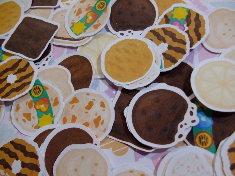 Pu&ograve; includere: Assortimento di adesivi rotondi, colorati e con motivi di biscotti. Gli adesivi presentano vari disegni, tra cui strisce, pois e motivi floreali. Gli adesivi sono perfetti per aggiungere un tocco di fantasia a qualsiasi progetto.