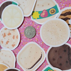 Może przedstawiać: Zbi&oacute;r kolorowych naklejek z r&oacute;żnymi wzorami ciasteczek Girl Scout, w tym Thin Mints, Samoas, Lemonades i Tagalongs. Naklejki są ułożone na r&oacute;żowym tle z białymi i ż&oacute;łtymi posypkami.