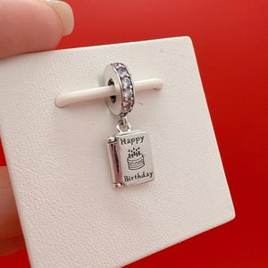 Zilveren verjaardagskaart bedel voor armband, geboortebedel