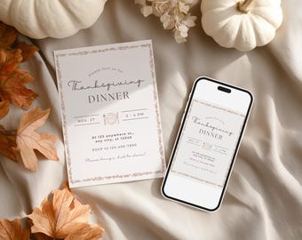 Könnte beinhalten: Mockup einer Thanksgiving-Dinner-Einladungskarte und eines Smartphones. Die Einladung zeigt den Text "Thanksgiving Dinner" mit dekorativen Rändern. Das Smartphone zeigt das gleiche Einladungsdesign. Der Hintergrund umfasst weiße Kürbisse, getrocknete Blätter und Blumen.