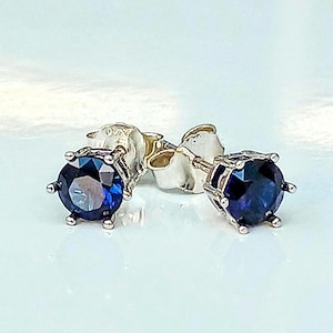 AAA Grade Blue Sapphires in 925 Silver Setting. Lab grown gemstones.