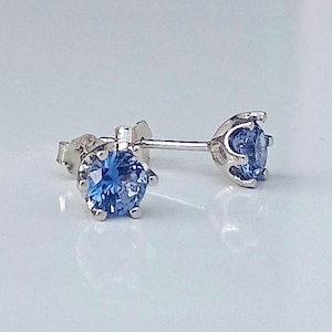 AAA Grade Cornflower Blue Sapphires in 925 Silver Setting. Lab grown gemstones.