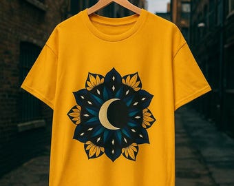 T-shirt con mandala di girasole e luna crescente, maglietta grafica floreale celeste