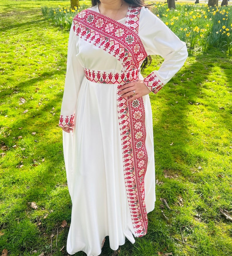 Precioso vestido árabe palestino con diseño de tatreez bordado en satén blanco y rojo con cinturón. imagen 4