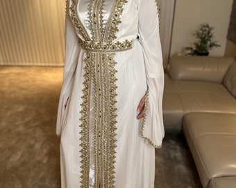 Vestido Lomg estilo Takchita Kaftan marroquí con mangas largas y fluidas rematadas con piedras brillantes y cinturón