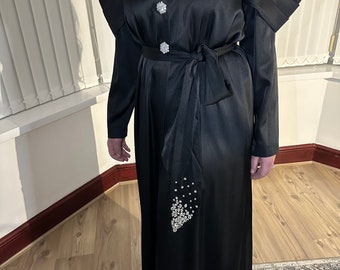 Vestido Abaya de raso con botones de strass y cinturón