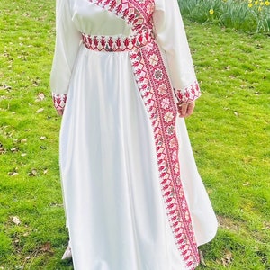 Precioso vestido árabe palestino con diseño de tatreez bordado en satén blanco y rojo con cinturón. imagen 2