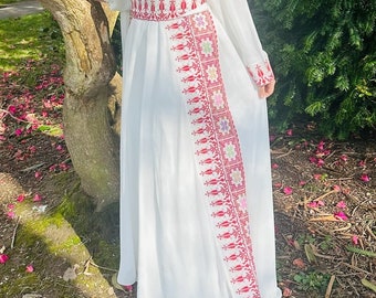 Precioso vestido árabe palestino diseño tatreez bordado blanco y rojo con cinturón.