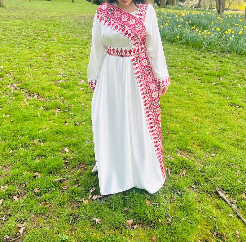 Precioso vestido árabe palestino con diseño de tatreez bordado en satén blanco y rojo con cinturón. imagen 3