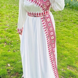 Precioso vestido árabe palestino con diseño de tatreez bordado en satén blanco y rojo con cinturón. imagen 1