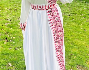 Precioso vestido árabe palestino con diseño de tatreez bordado en satén blanco y rojo con cinturón.