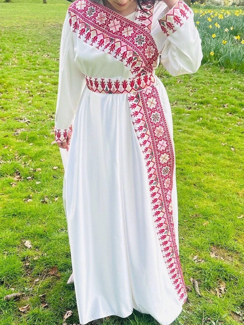 Precioso vestido árabe palestino con diseño de tatreez bordado en satén blanco y rojo con cinturón. imagen 1