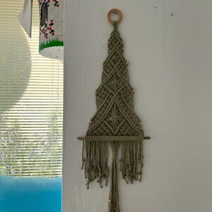 Sapin de Noël makrome avec perles, pin à suspension murale, décoration de Noël rustique bohème, avec cartes personnalisées ; tenture murale, décoration pour la maison
