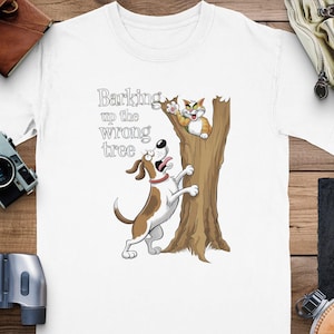 Divertida camiseta con dibujo de perro y gato, camiseta Barking Up The Wrong Tree de Comfort Colors®, divertida camiseta con gráfico de animales, regalo para amantes de las mascotas
