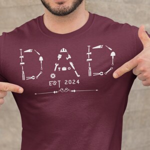 Vintage Tools T-Shirt Dads | Est. Dad 2024 | Fun Men&#39;s Tee - Great Gift for First-Time Fathers - Father&#39;s Day - Baby Announcement Shirt