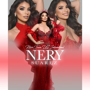Può includere: Un ritratto composito che mostra una persona con un abito rosso senza spalline con corpetto a corsetto e maniche con volant, che indossa una corona e orecchini rossi. Il testo recita Miss Texas US International NERY SUAREZ su sfondo grigio e rosso.