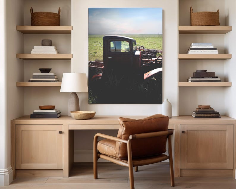Puede incluir: Un cami&oacute;n vintage oxidado estacionado en un campo con un cielo nublado en el fondo. El cami&oacute;n es de color rojo oscuro con una cabina negra y una cama de madera. El cami&oacute;n est&aacute; rodeado de hierba alta.