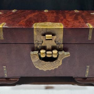 Caja de madera china antigua con herrajes de latón y forro con escritura. Baúl de colección.