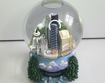 2000 Seattle Bon Marché Snow Globe Musical Rotating Base Pine Trees Space Needle