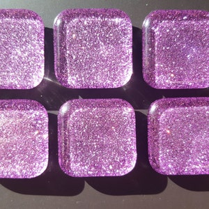 Pu&ograve; includere: Sei piastrelle di vetro quadrate di colore viola con una finitura scintillante.